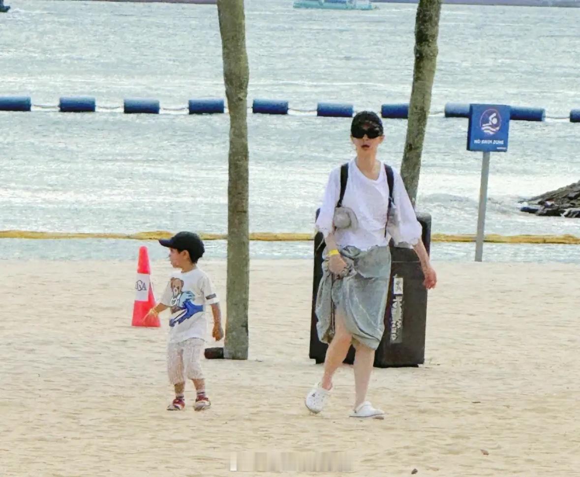 有网友在新加坡偶遇戚薇李承铉，她们带着女儿和儿子在度假！两个孩子真是漂亮，大女儿