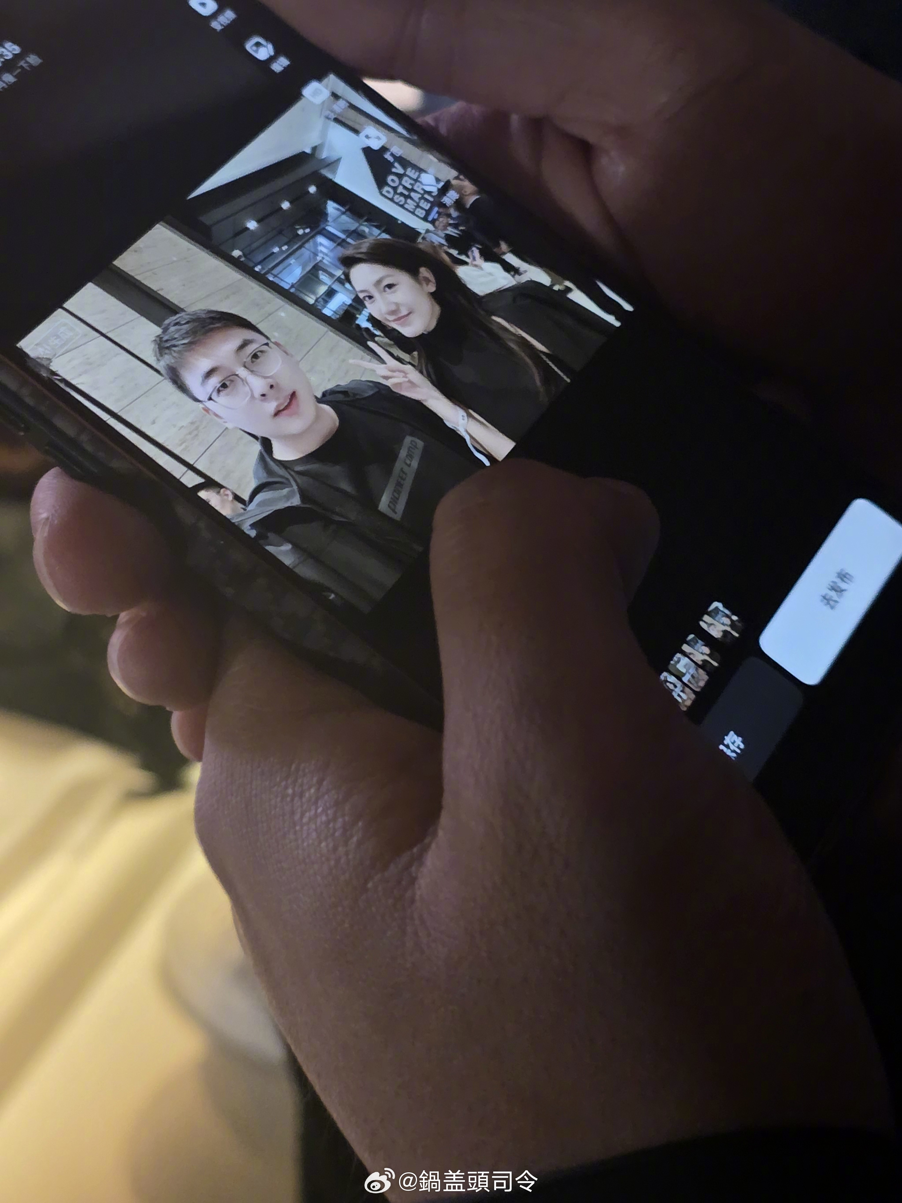 跟合了一张照。在这把自己美白P了一个小时了，还没好意思发出来