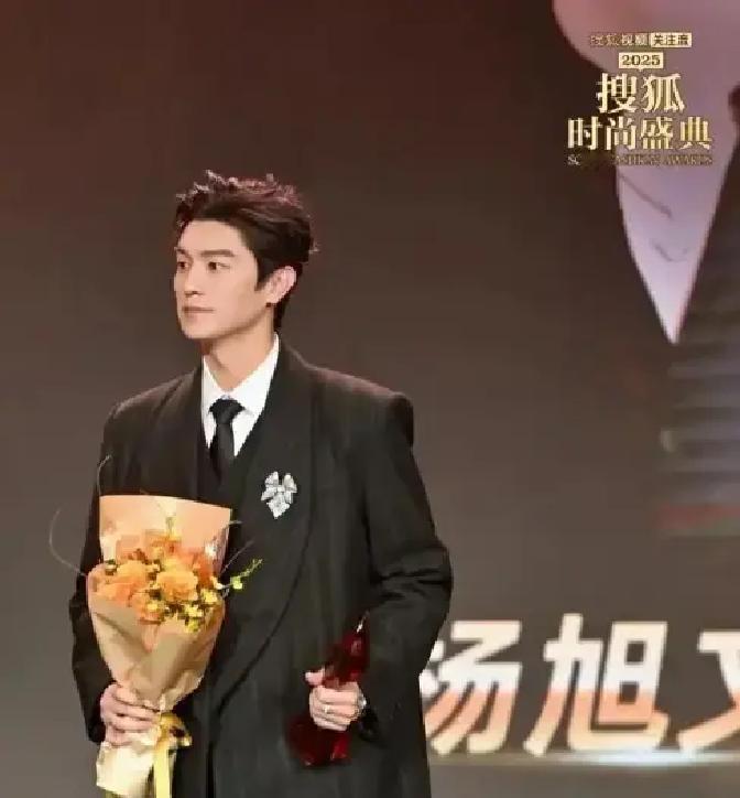 别再吹那些轻飘飘的假打戏了，要看就看真砍断四把刀的这个。
 
杨旭文为《西行》练