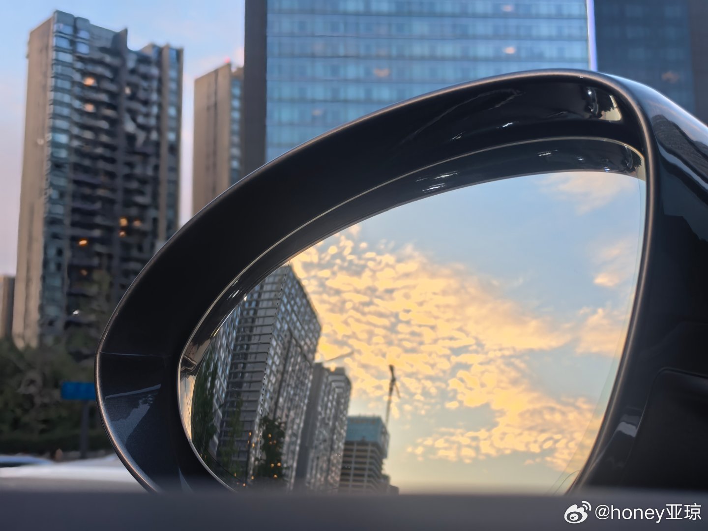 出办公室，看到好美的夕阳与天空，太治愈了。 成都