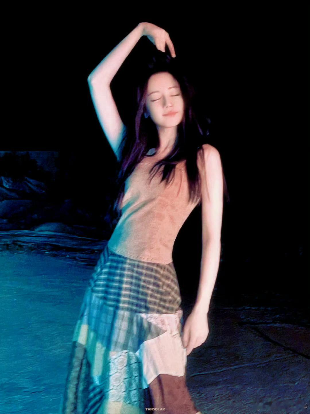 #迪丽热巴晚间溜达七宫格#哦莫，好美的热巴呀，好长的腿，好细的腰，好美的脸[哇]