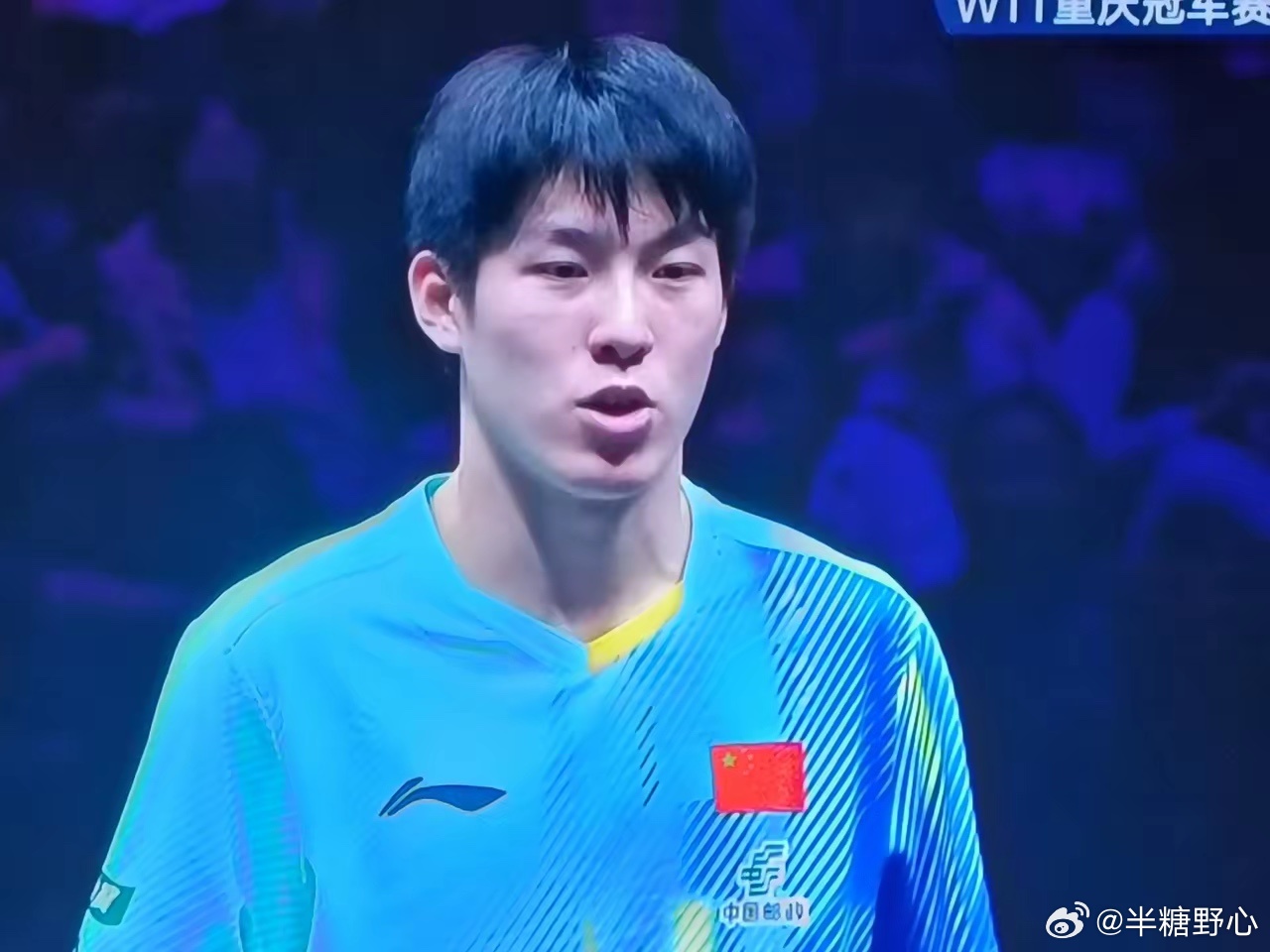 重庆冠军赛首轮温瑞博不怯场很争气。他的首轮对手法国17岁小将科顿，比他还小两岁，