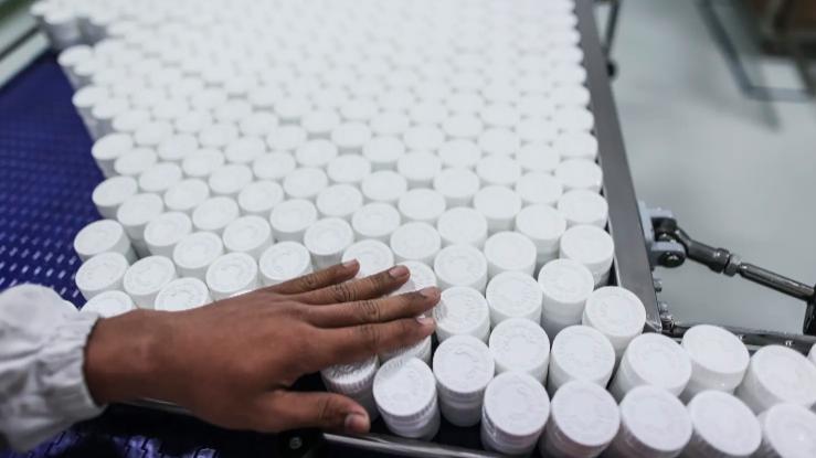 美国倒是不缺油但开始面临缺药危机，加州大学洛杉矶分校医学院教授费尔德曼警告：霍尔