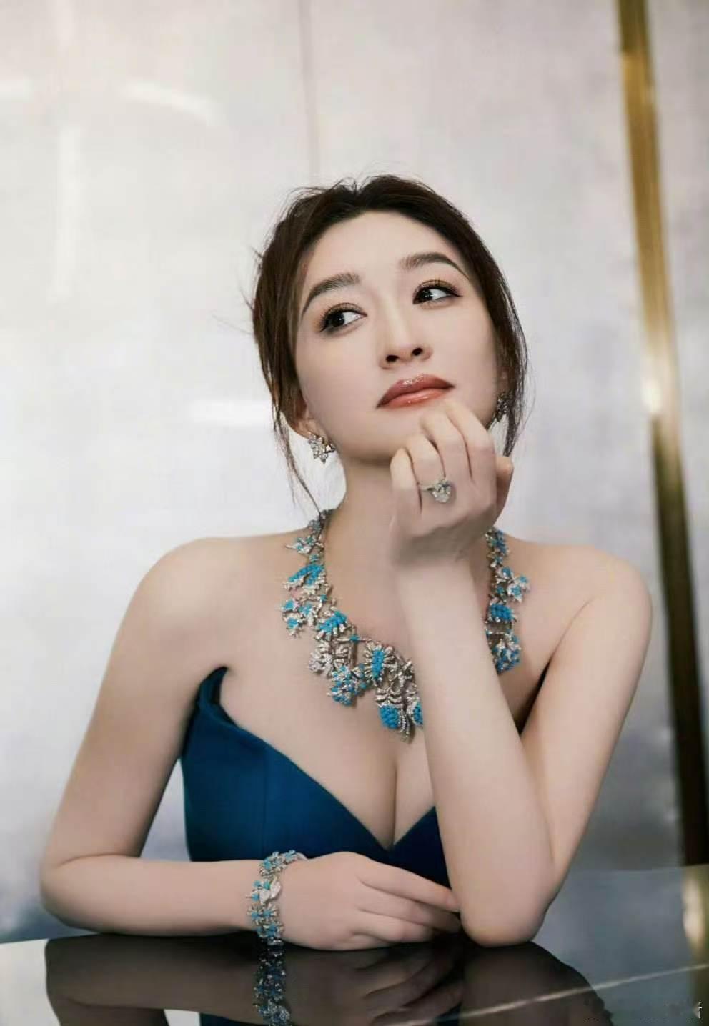 李小冉清唱惊鸿一面逆风成长超圈粉，李小冉不惧质疑苦练唱功，清唱惊鸿一面展现惊艳的