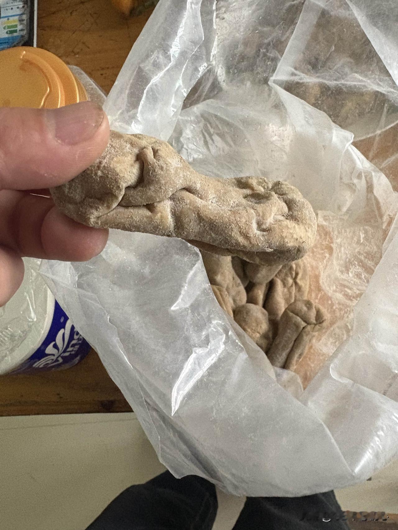 大家有见过或者吃过这样的油豆腐吗？外表是灰黑色的，跟我们平常吃的油豆腐截然不同！