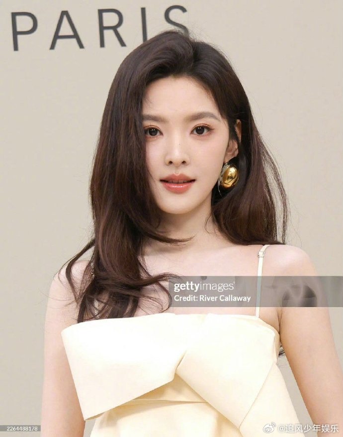 章若楠巴黎美的好权威章若楠真的把甜妹气场玩明白了！巴黎秀场上美到自带权威感，外媒