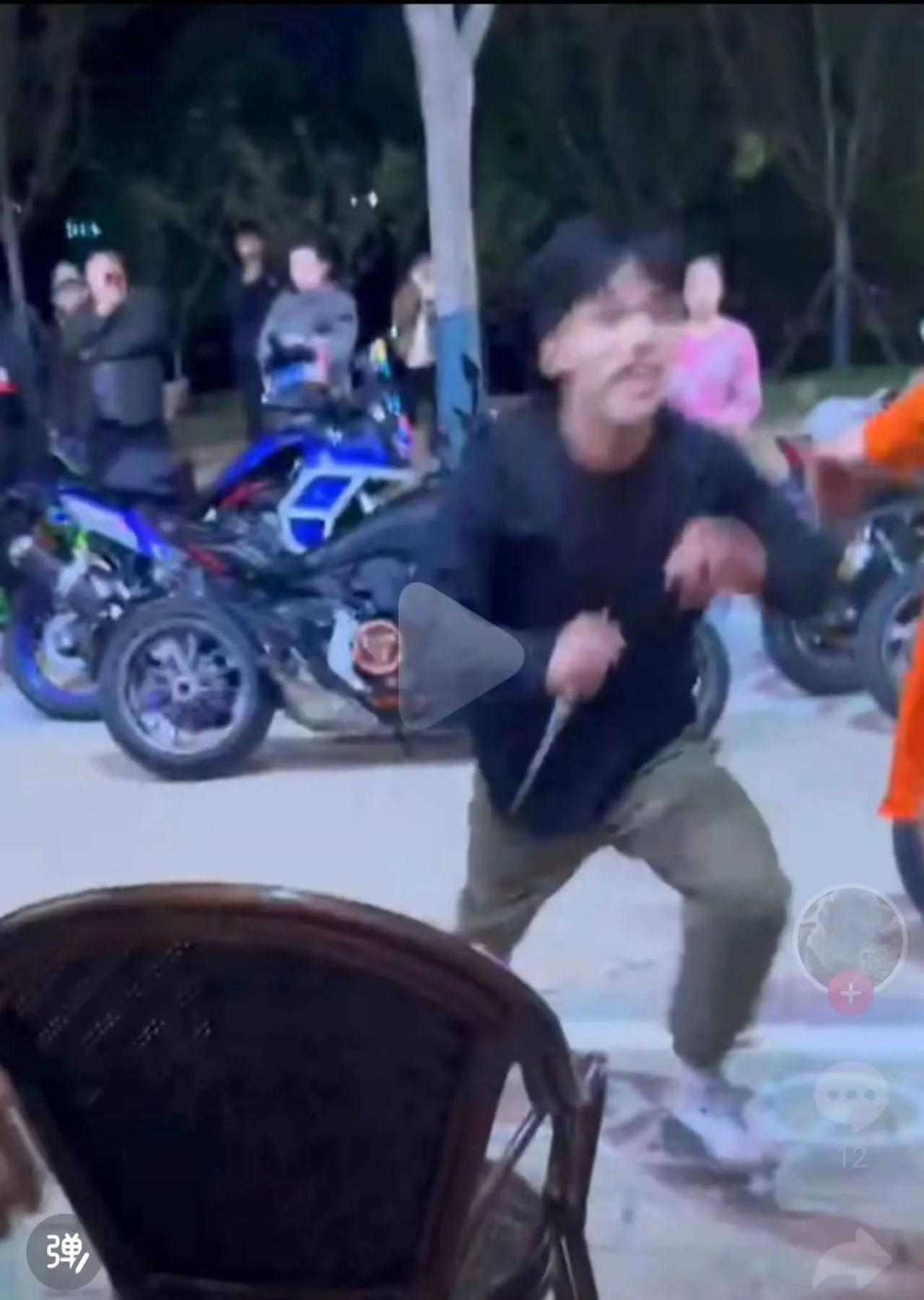 手机：不服跑个分
汽车：不服崩个直线
生死看淡，不服就干的营销口号终于迎来了反噬