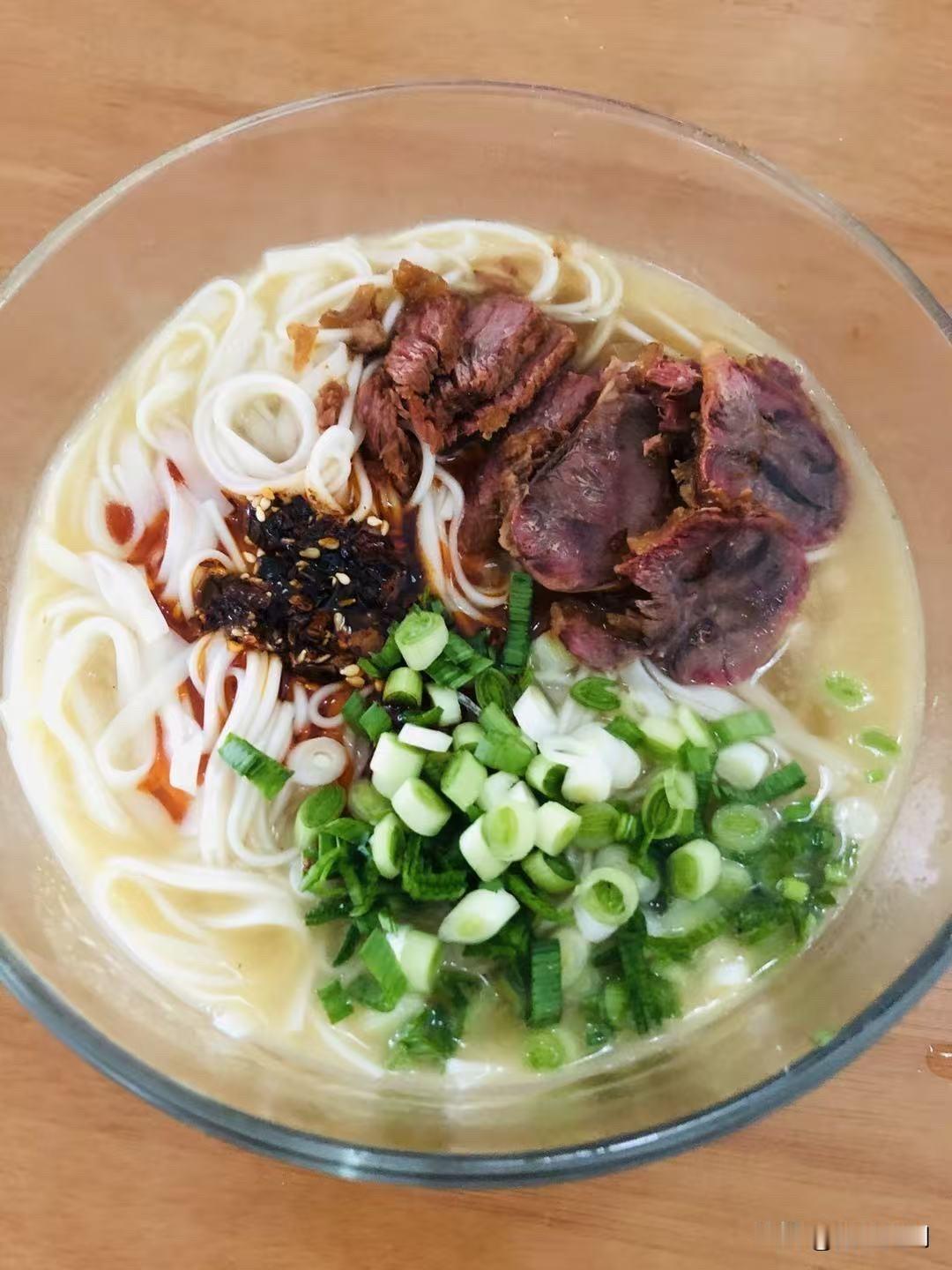 今天上午十点多钟的一声巨响是什么情况？有知道的吗？