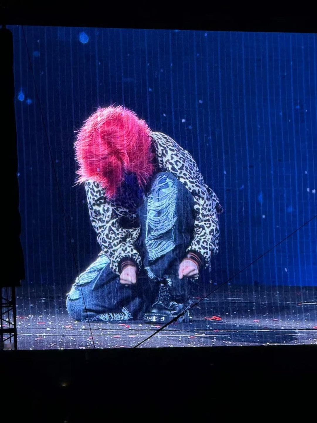 华晨宇鞋带开了皮带松了耳返包掉了 华晨宇也太有梗了吧！唱歌的时候状况不断，鞋带开