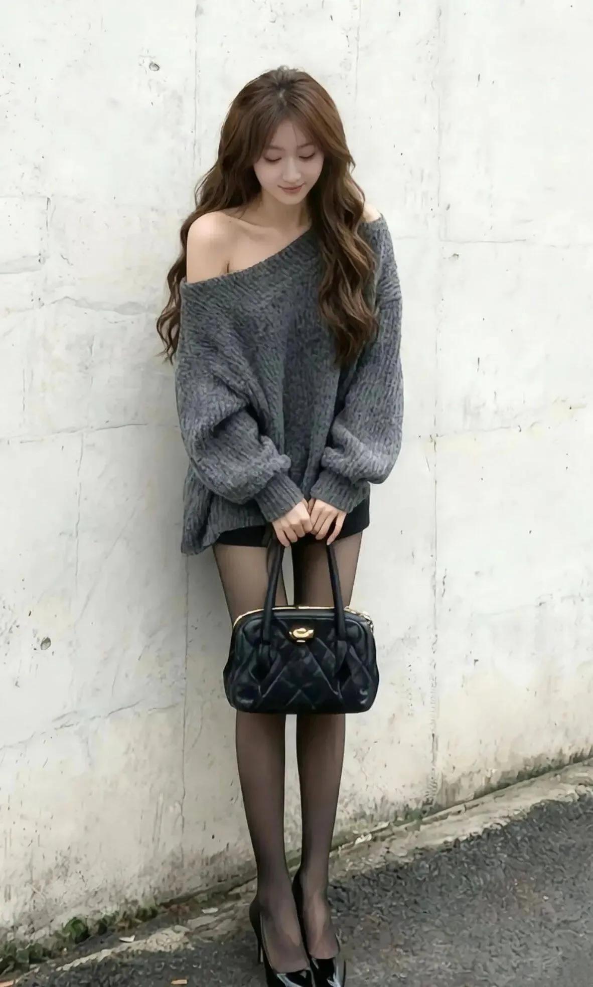 你见过最性感的女生有多性感露肩设计搭配宽松的超大码版型，不但能营造出随性且慵懒的