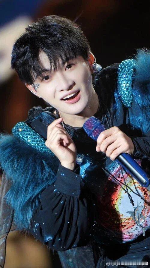 谁懂周深微博之夜发言的含金量 听完他的感言更欣赏他了，业务能力强，为人也真诚得体