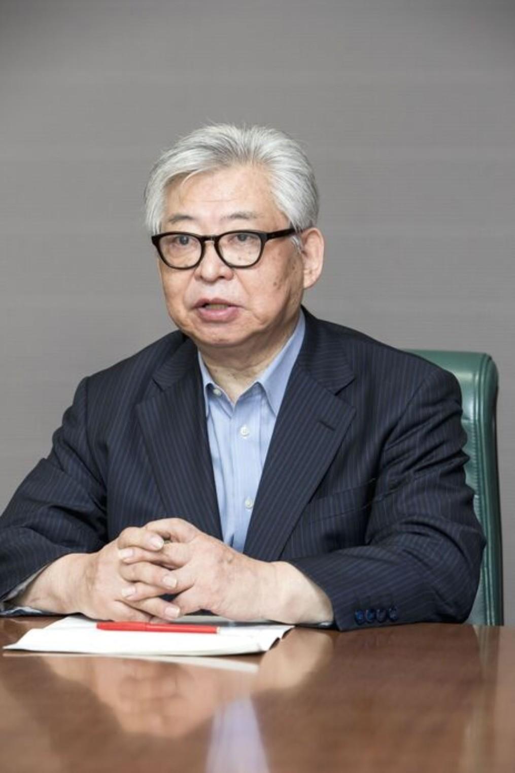 【 保阪正康批评高市内阁推动《皇室典范》改正潜藏重大风险。】8月18日，综合文春