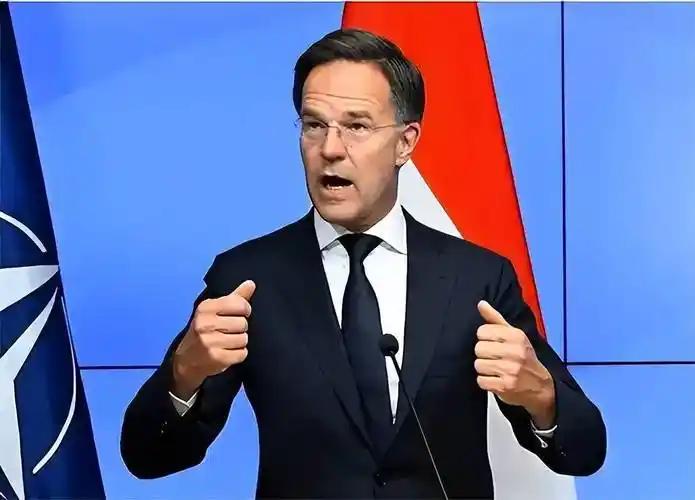 美西方媒体真是可笑至极！一边看不惯政客的霸道行径，一边又跟着政客瞎起哄指责中国。