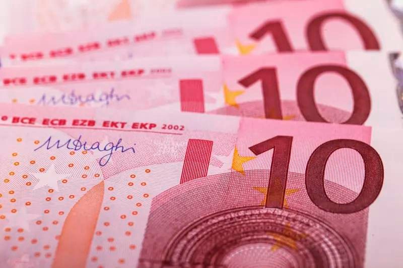 欧元？欧洲是个联盟，不是一个国家，没有统一的财政￼￼￼。德国国债安全，但盘子太小