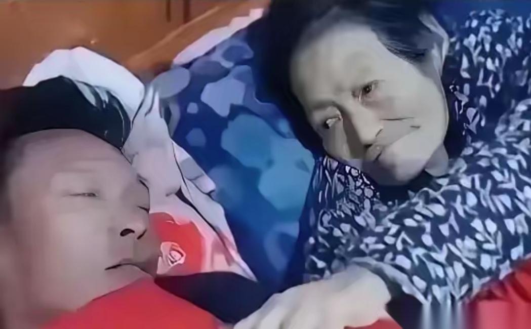 陕西丹凤，一男子伺候病危的母亲，由于太疲倦不小心睡着了，等他醒来时，却发现母亲已