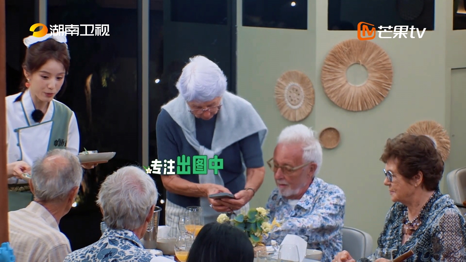 靳梦佳中餐厅熊猫糕卖疯了靳梦佳开心的发出鹅叫靳梦佳在中餐厅做的熊猫糕卖疯了，光是