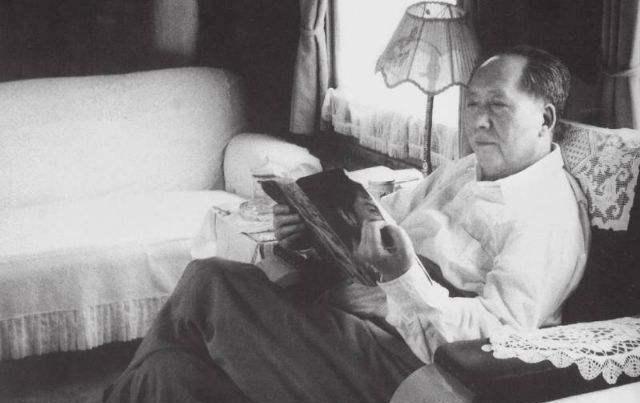 1954年1月2日，莫斯科的气温跌到零下二十五度，克里姆林宫的宴会厅里却因为伏特