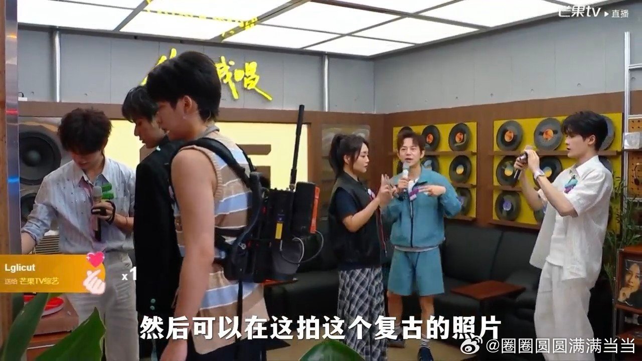 檀健次以为要用CCD自拍 看到檀健次在电视上看自己预览的那个表情，真的忍不住笑出