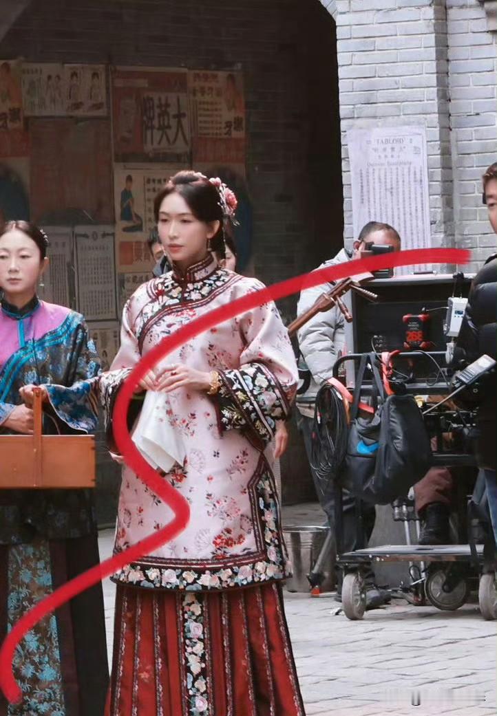 杨紫、欧豪主演的《玉兰花开君再来》正式官宣杀青，细心网友发现，林志玲的名字已彻底