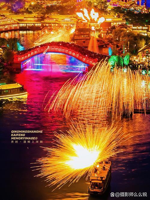 火树摇光彻九宵，
银花垂处玉箫飘。
灯猜谜底人攒笑，
酒暖春杯夜正韶。
巷陌香随