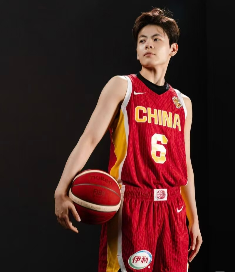 杨舒予 对阵捷克，杨舒予绝境之下挺身而出。常规时间最后3秒，杨舒予接球后直接杀向