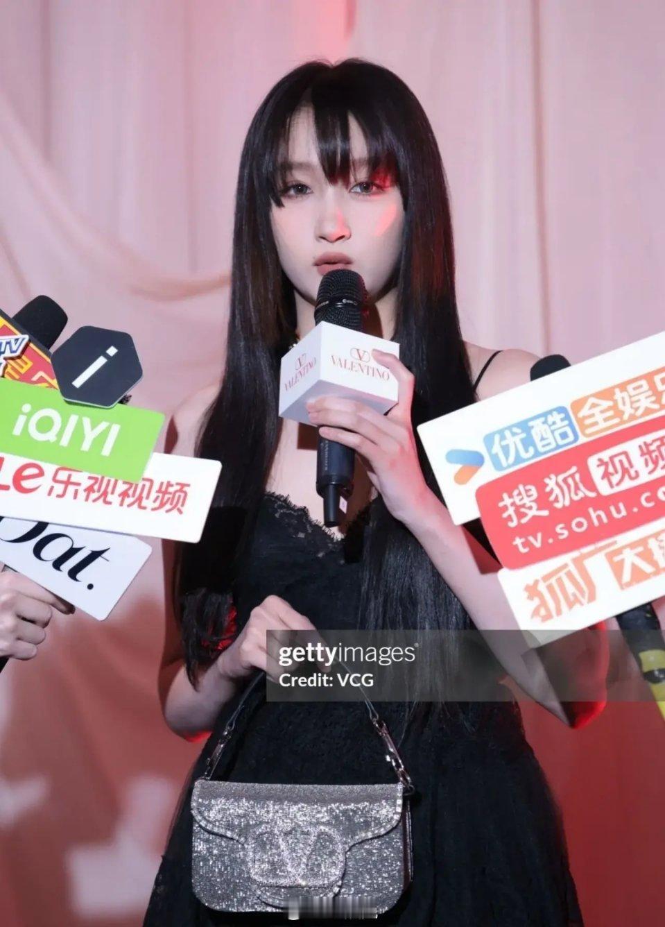 关晓彤、杨洋、陈靖可参加华伦天奴活动，生图都挺能打的[doge] ​​​