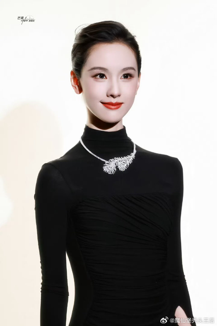 陈都灵 黑天鹅黑色绸缎修身裙装出席，勾勒曼妙灵动的优雅身段，孔雀羽毛珠宝闪耀脖颈