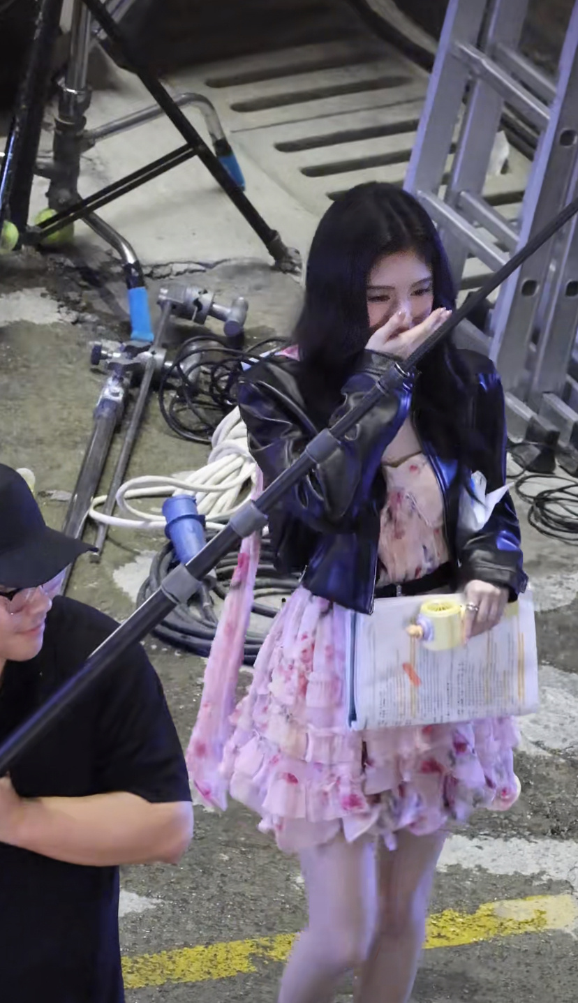 🍊：我一想到等会我要演什么戏份就好好笑哈哈哈哈哈婧祎怎么这么可爱腿好长细[好喜
