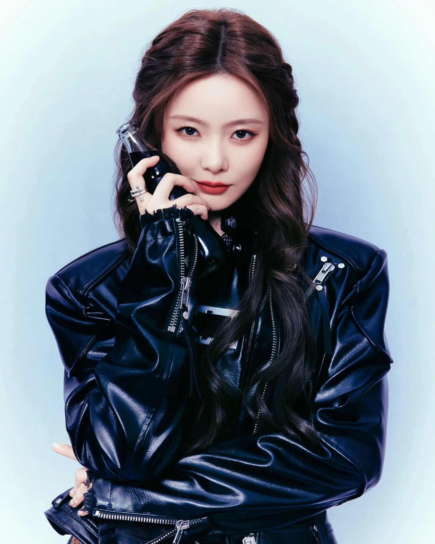 穿着酷酷的小皮衣，扎着可可爱爱的发型。