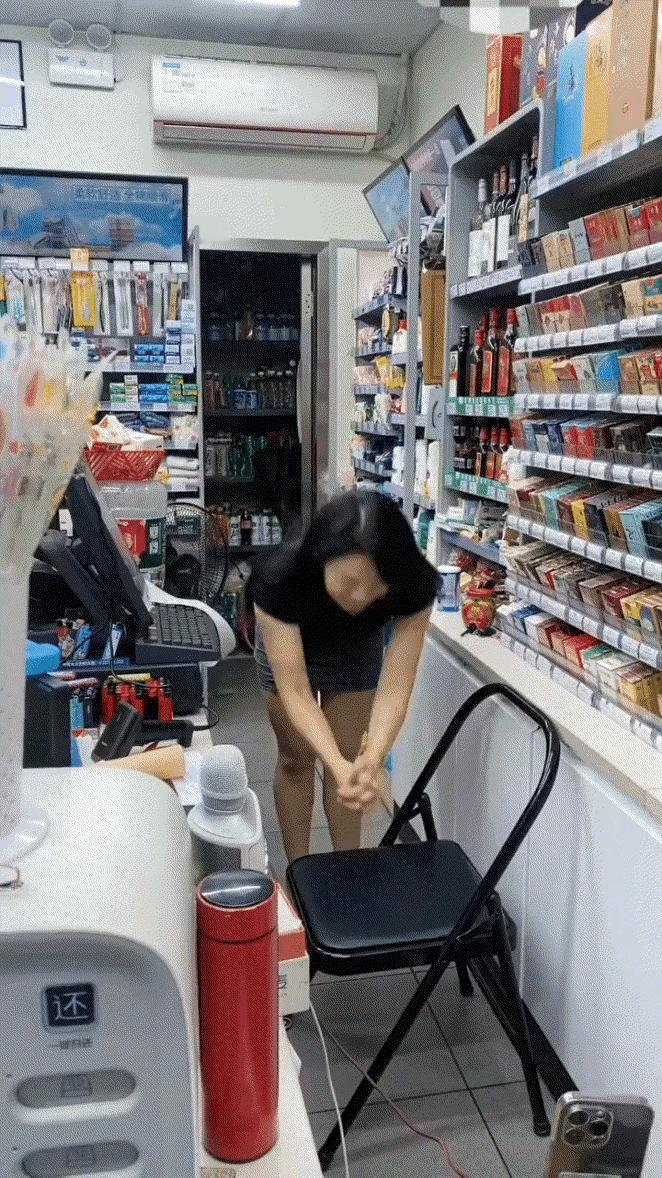 看看实体店的生意现在多么难做，都把老板娘都逼到这个程度了！[我想静静]
#爆料#