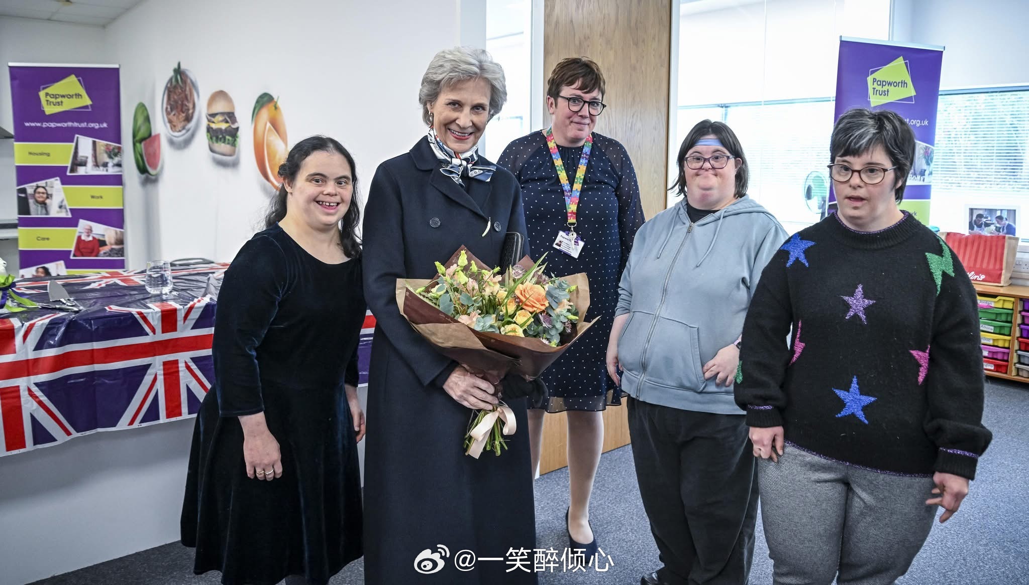 英国王室  2025年11月25日，格洛斯特公爵夫人比尔吉特在南剑桥郡参加南剑桥