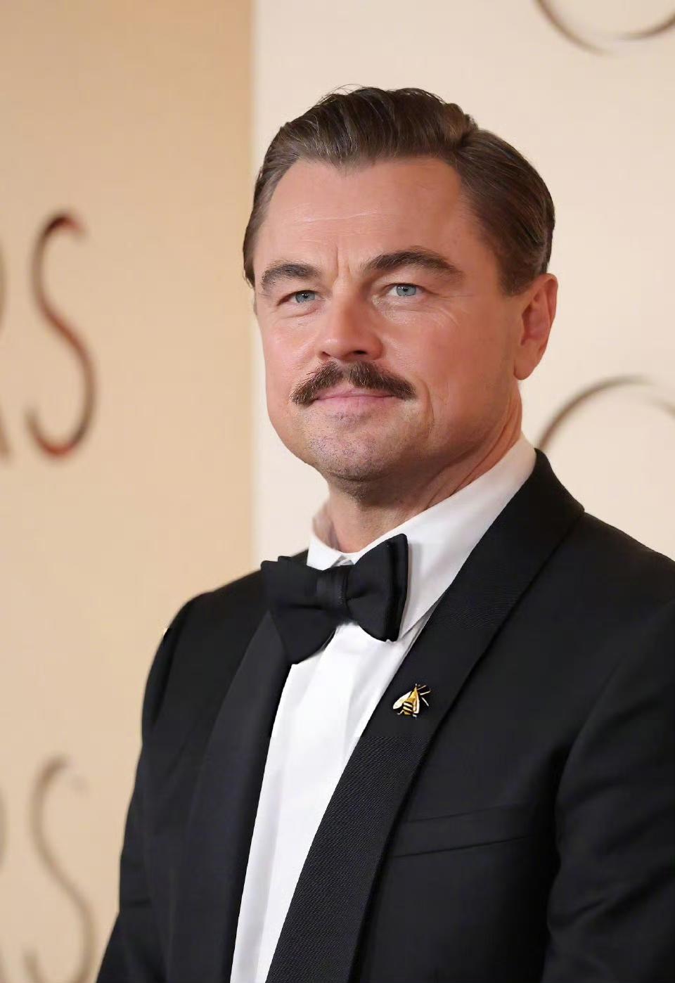 3月15日，小李子莱昂纳多·迪卡普里奥亮相奥斯卡红毯。
穿着一身西装革履，小李子