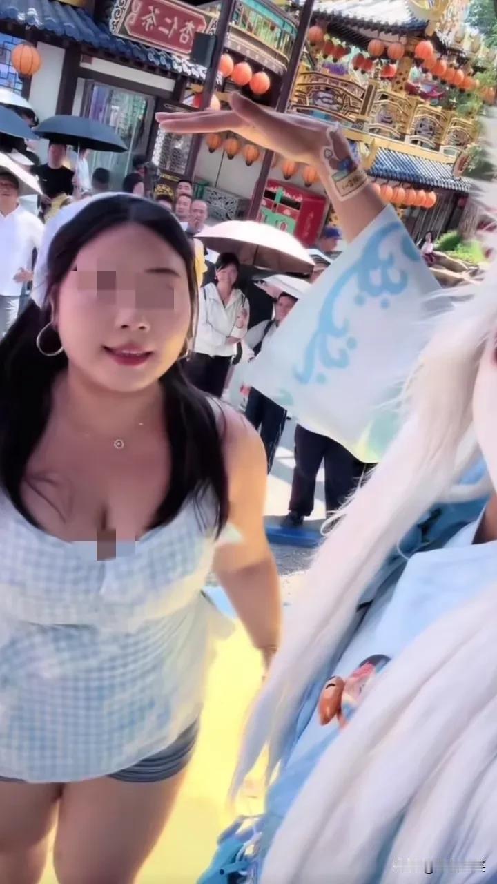 之前觉得NPC蓝狐狸是个渣男！有老婆还勾搭女粉丝！看到这些照片，我突然释怀了，原