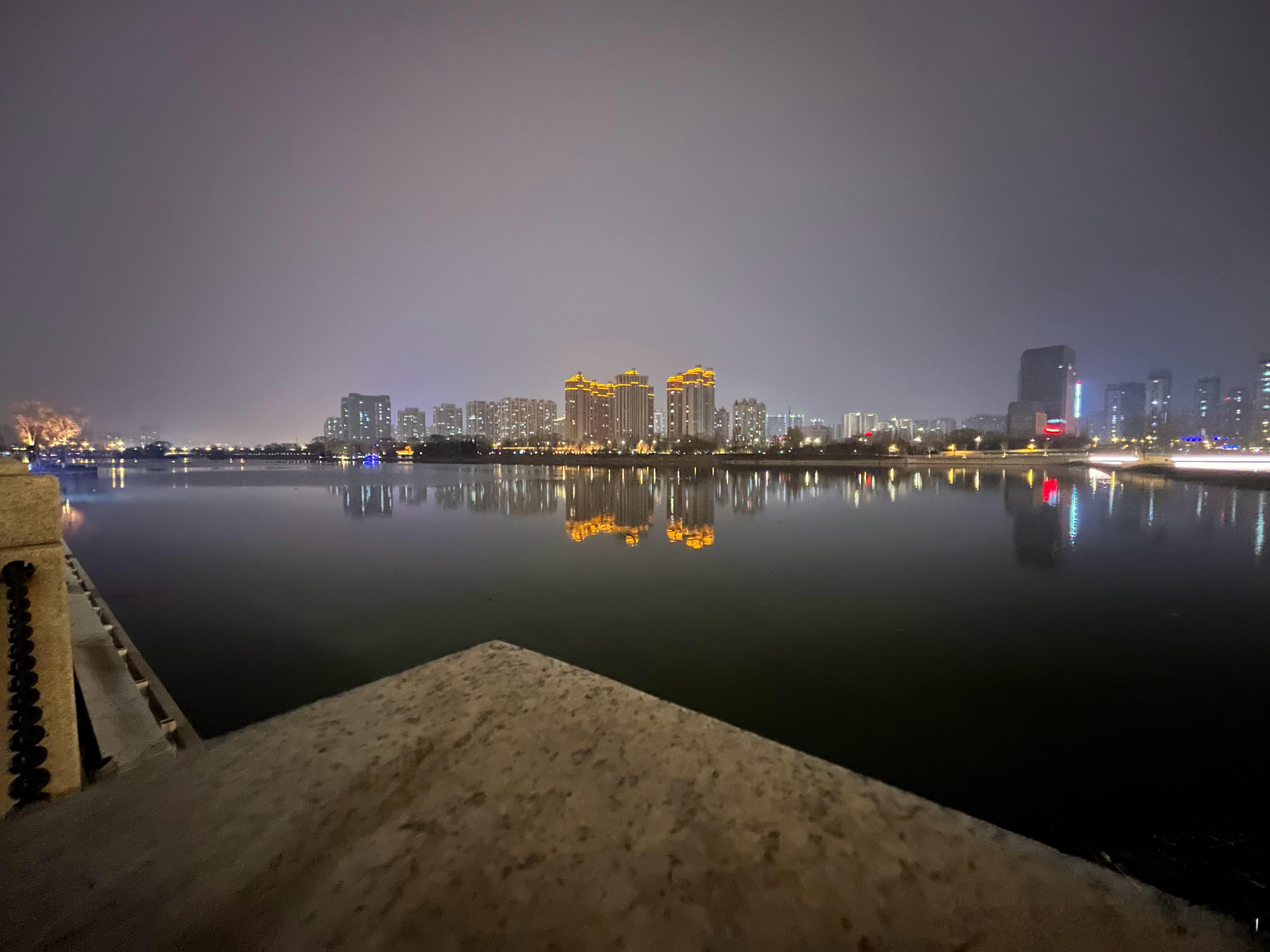 正月初九  城市里一片安详 