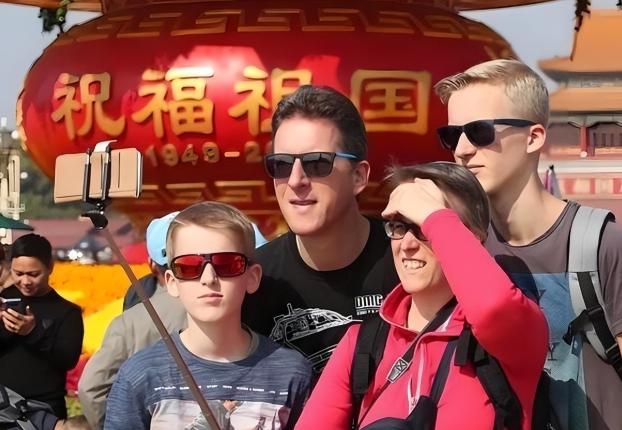 局座张召忠最近提到一个极度反常的现象：2026年上半年欧洲来华游客同比猛增 60