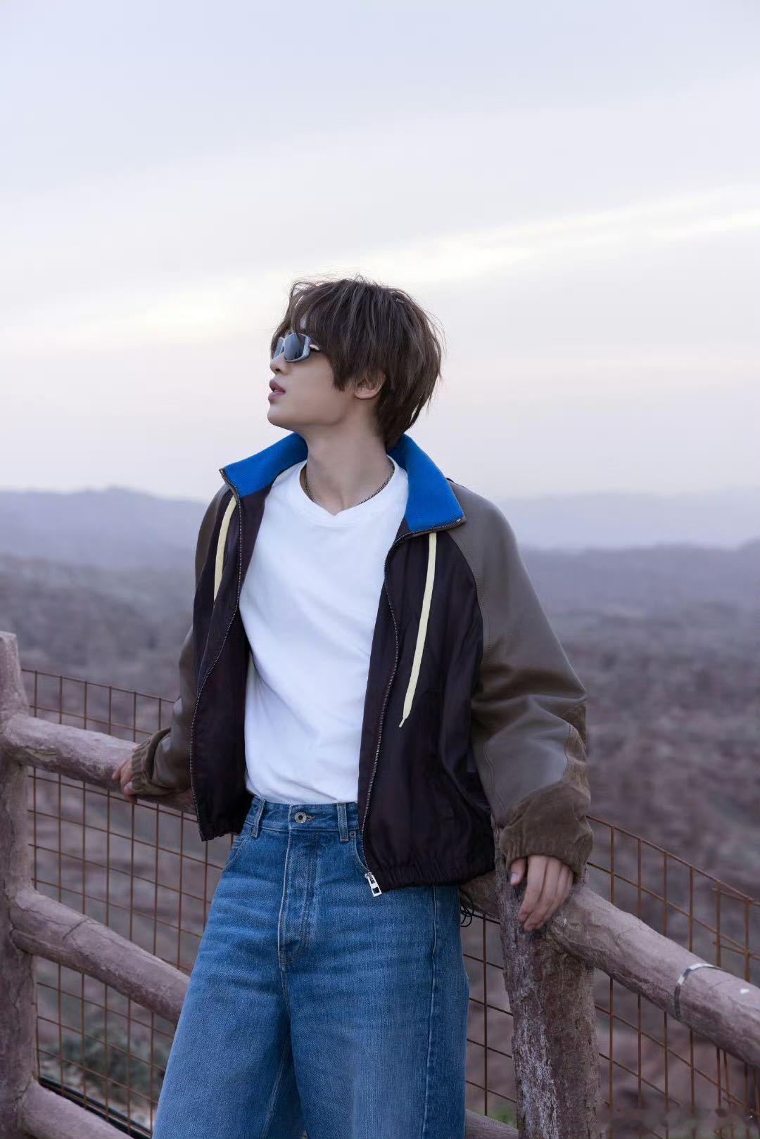 你说黄明昊这小玩意是谁发明的呢 黄明昊坐副驾情绪价值这块给的满满的，不仅送吃陪聊