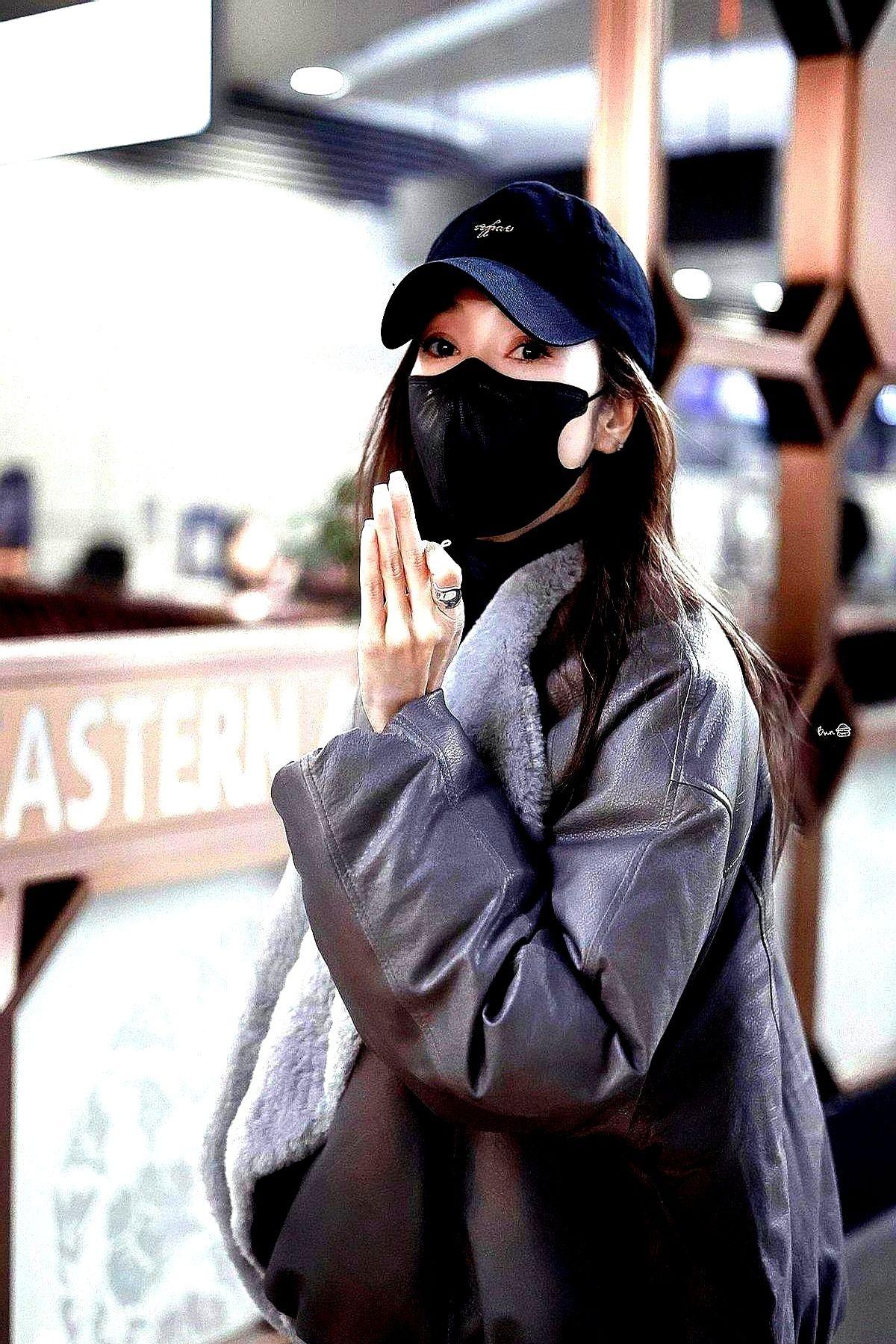 刷到侯佩岑这身，我第一反应是，这才是“看起来不怎么费力，”的高级感。

她这套皮