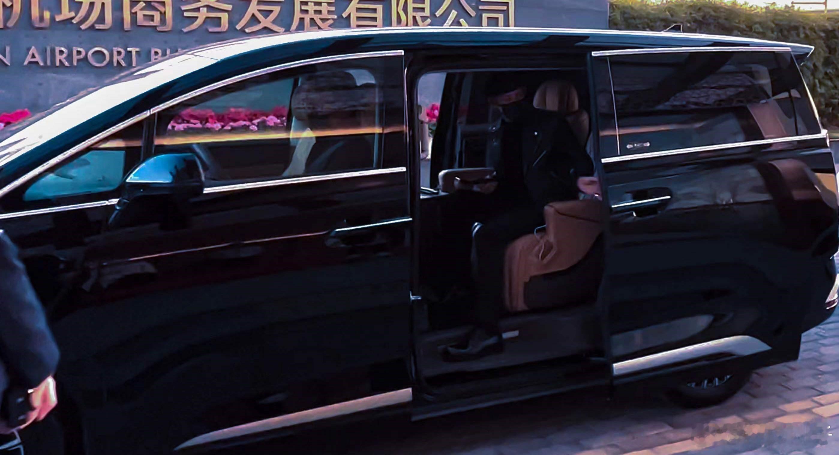 来说说明星出行为什么喜欢商务车，必须拥有商务车。无非就是几个点。1: MPV拥有