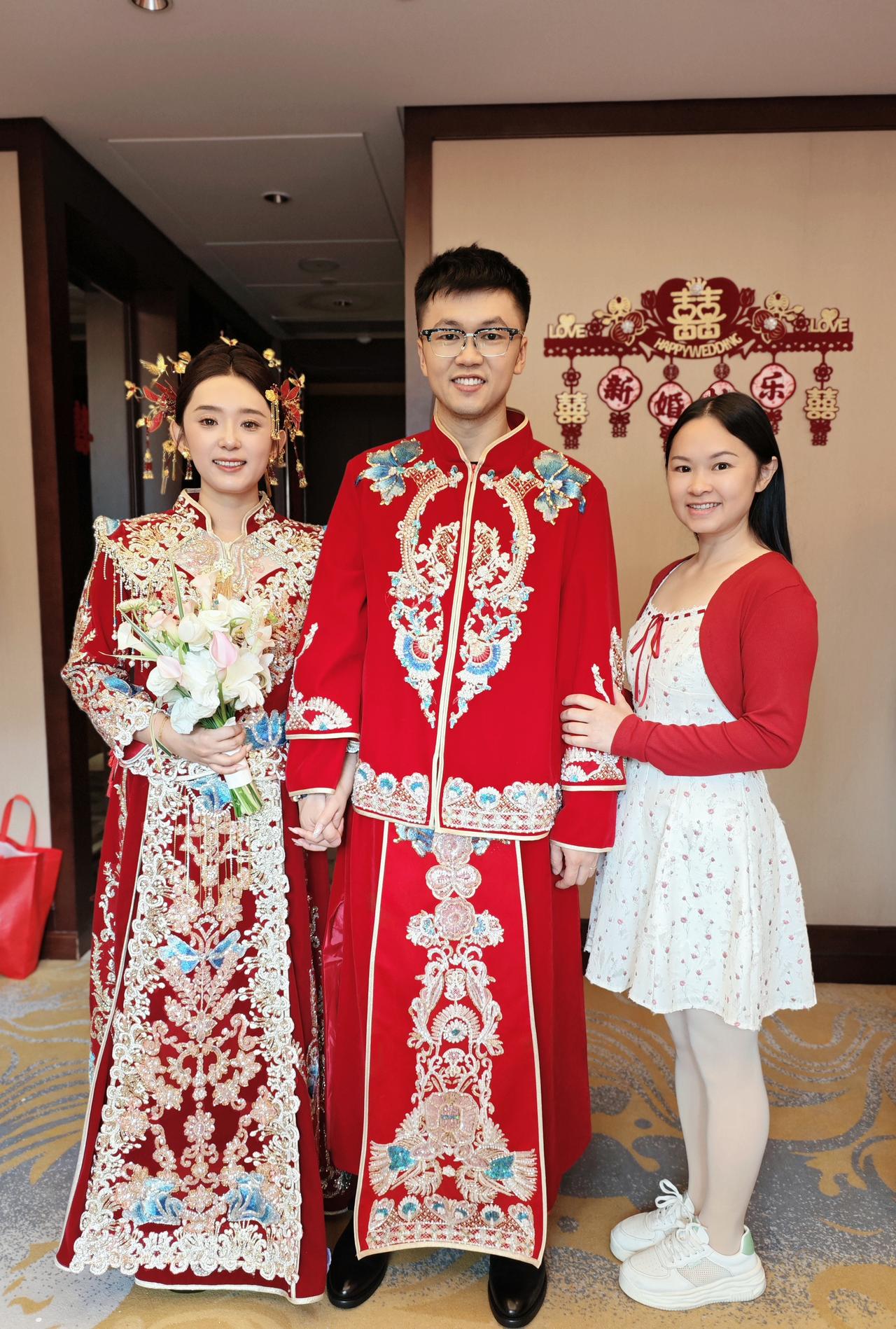 弟弟、弟妹新婚快乐，百年好合[玫瑰]