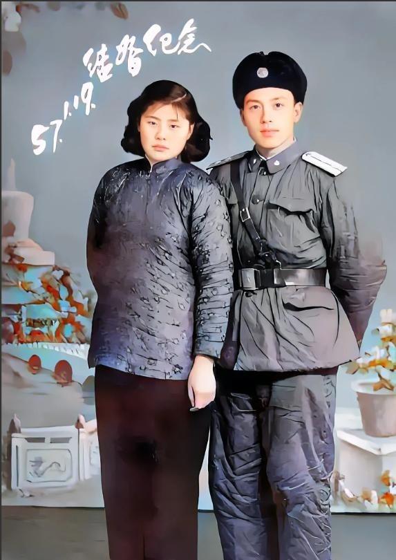 一九五五年授衔后，女性追求军官有一个顺口溜标准，一杠四太老（大尉营级），一杠二太