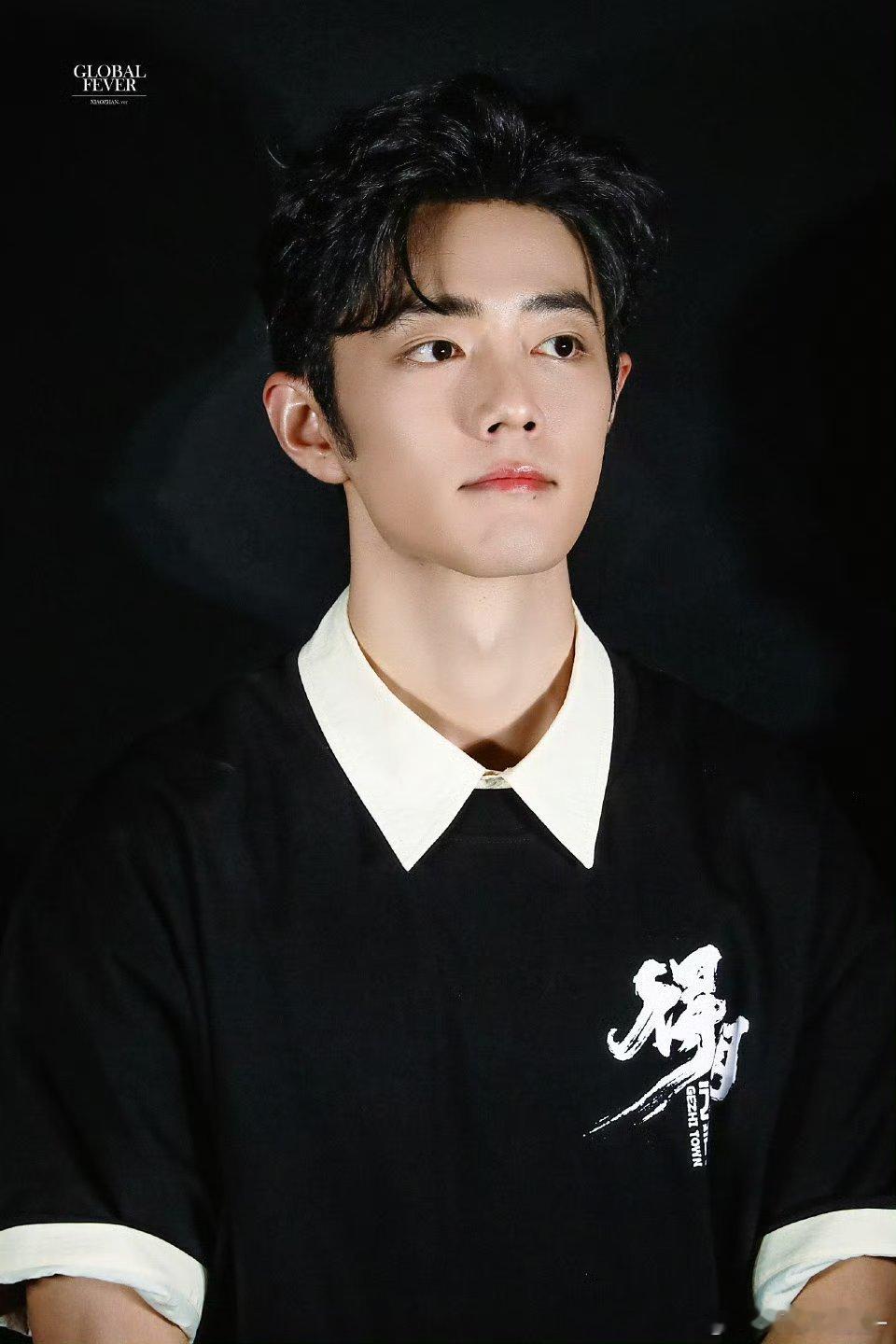 卧槽 才发现肖战昨天嘴唇好像肿了欸