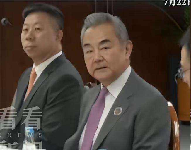 果然让王外长说中了，中菲会谈第2天菲律宾公务船突然侵闯中国黄岩岛。

7月22号