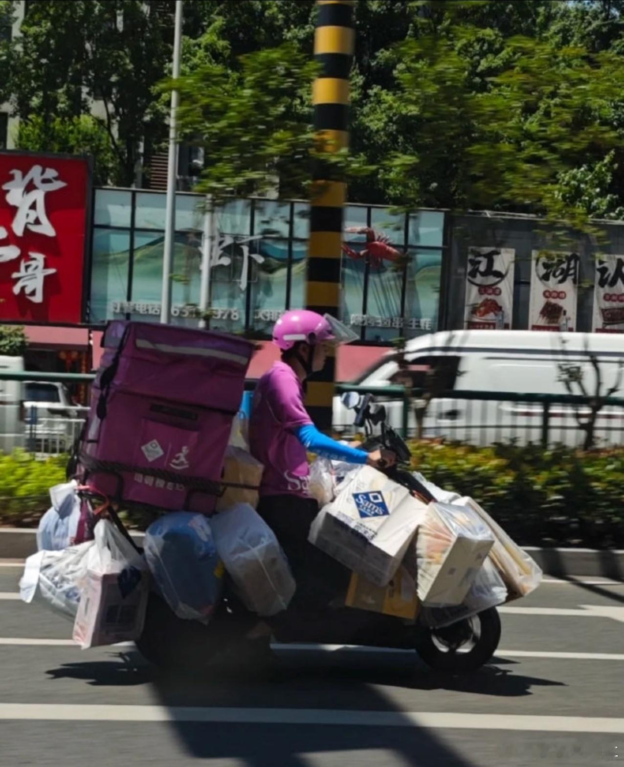 山姆回应配送员电动车挂满大件货物这不应该是大家提出来的吧，山姆多少东西配送都没有