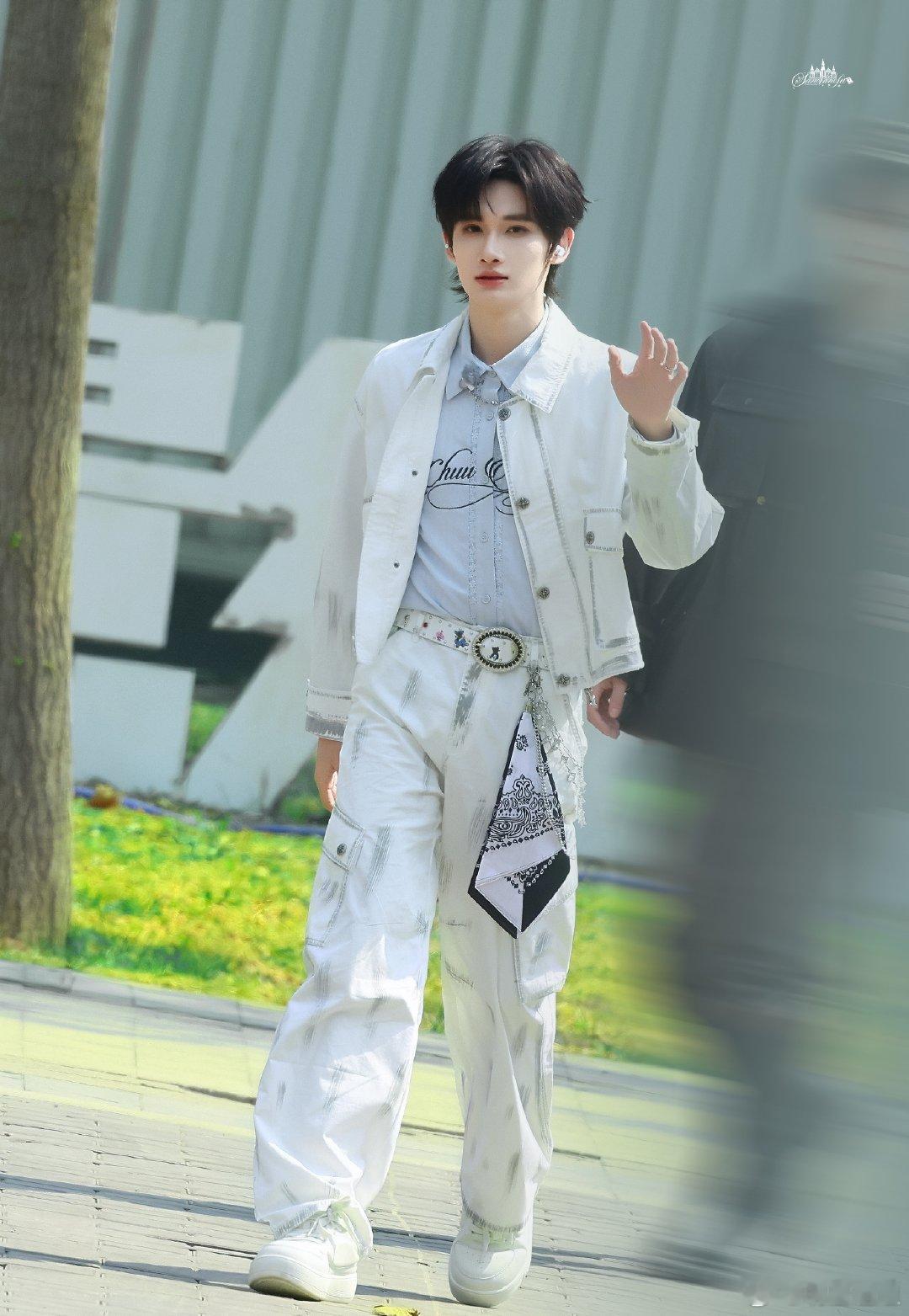 余宇涵余宇涵走到哪摔到哪 超燃青春的合唱 余宇涵名场面+1！走到哪摔到哪，战术后