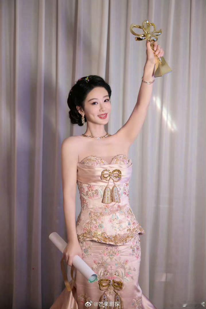 杨紫外网营业被审判杨紫外网晒信被网友审判 杨紫外网营业晒粉丝写的信被审判，已经有