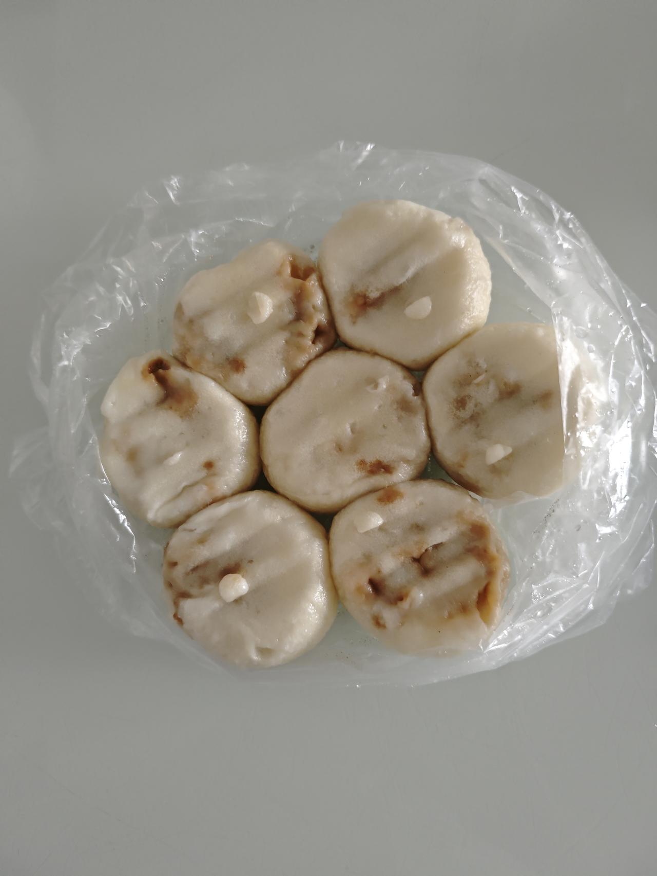 今日三餐分享今日早餐吃小笼包和稀饭，儿子昨天买回来的，昨天没吃完，今天当早餐吃正