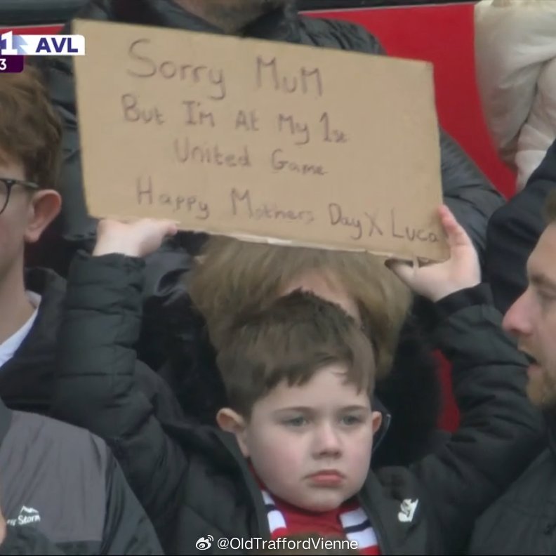 哇 可爱的曼联小球迷“对不起妈妈，但这可是我现场看的第一场曼联比赛。母亲节快乐妈