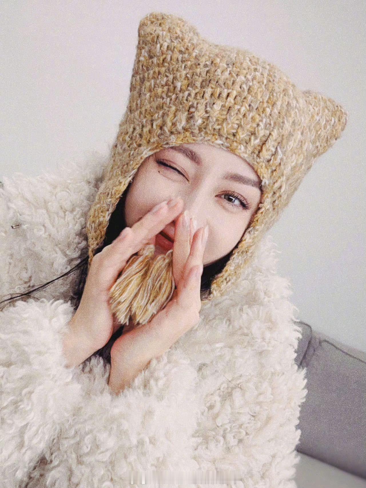 迪丽热巴晒小年照，可爱俏皮的机灵鬼！ ​​​