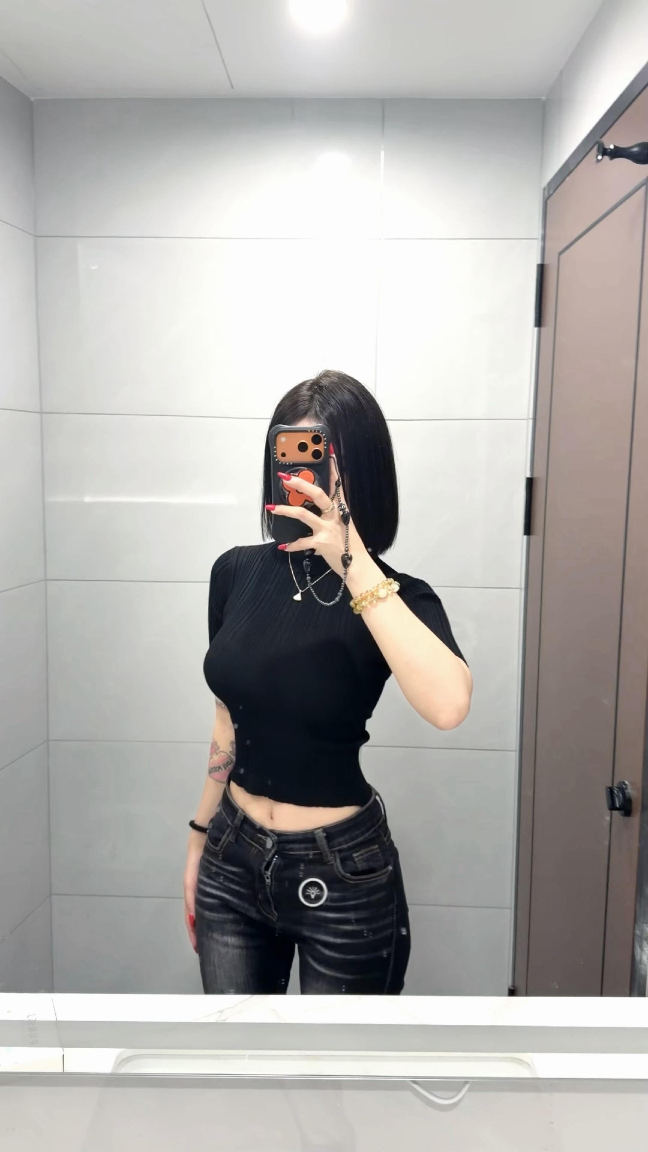 不清楚 我只知道我的身材很曼妙