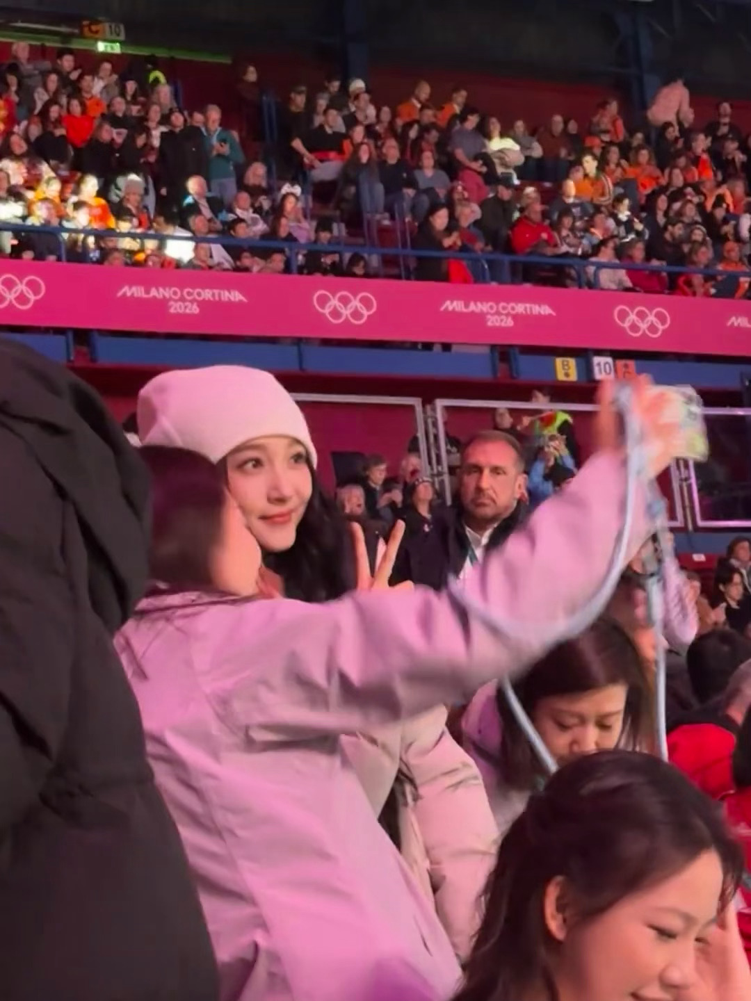 在人群里美到发光的关晓彤关晓彤